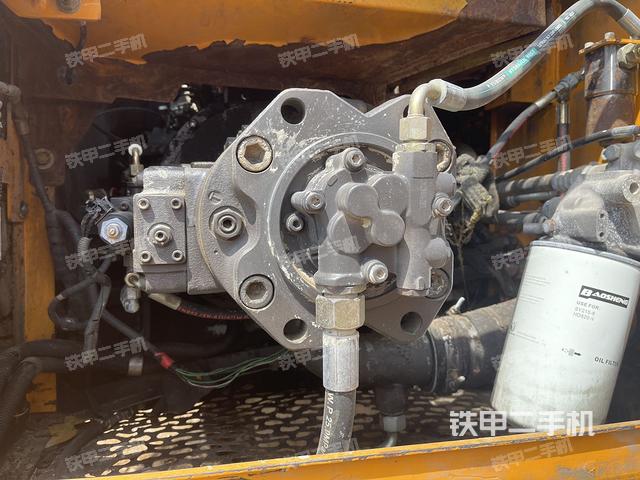 液压泵舱室正面整体（整机外观）