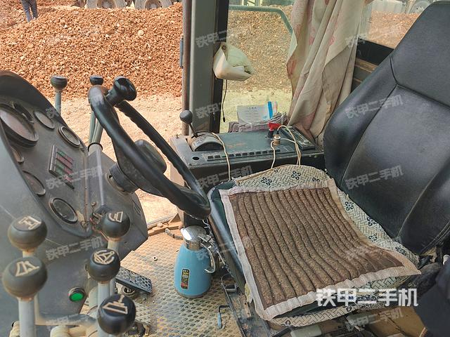 驾驶室操作台（设备外观及核心部件）