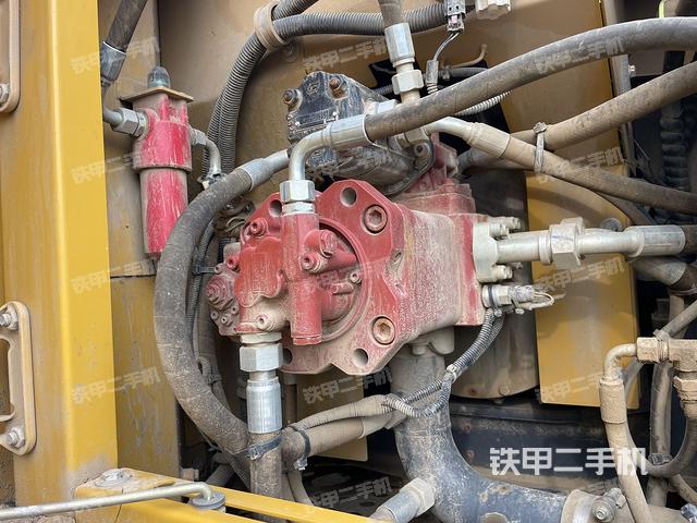 液压泵舱室正面整体（整机外观）