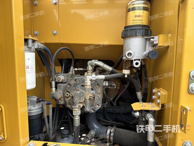 液压泵舱室正面整体（整机外观）