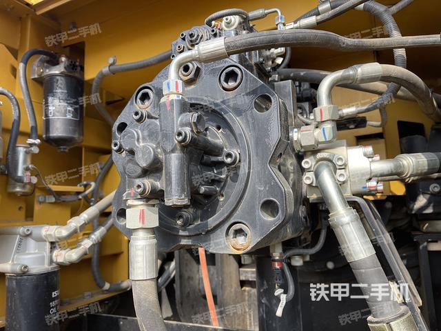 液压泵舱室正面整体（整机外观）