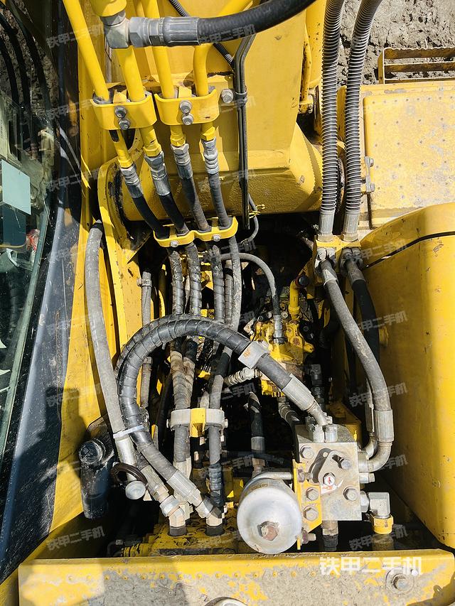 回转马达和主控阀（整机外观）