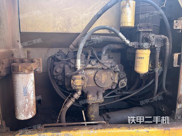 液压泵舱室正面整体（整机外观）