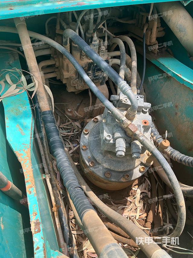 回转马达和主控阀（整机外观）