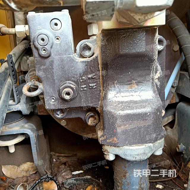 液压泵舱室正面整体（整机外观）
