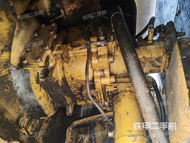 液压泵舱室正面整体（整机外观）