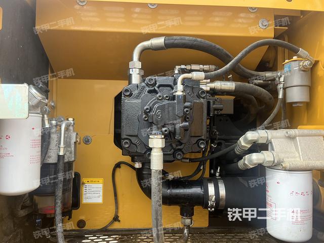 液压泵舱室正面整体（整机外观）