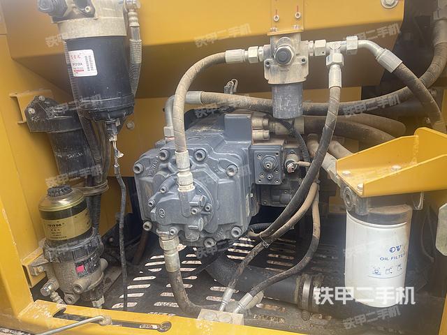 液压泵舱室正面整体（整机外观）