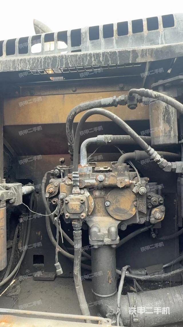 液压泵舱室正面整体（整机外观）