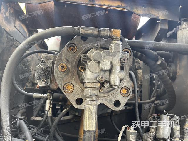 液压泵舱室正面整体（整机外观）