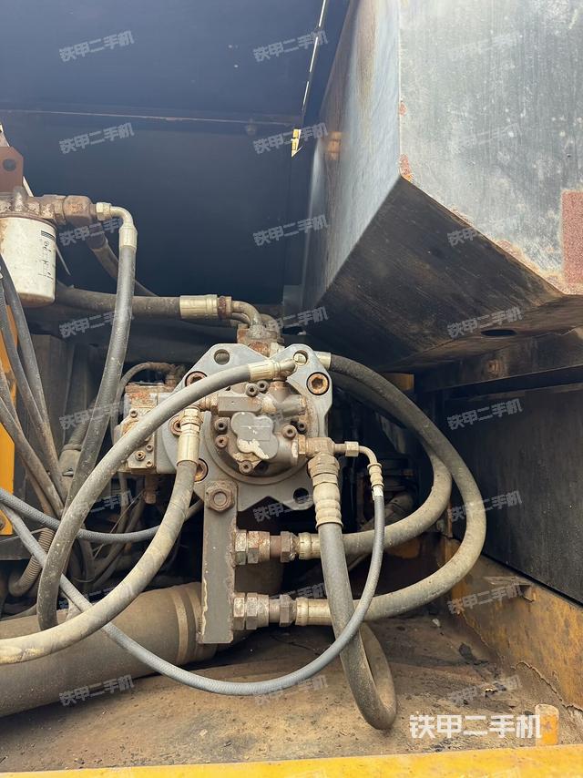 液压泵舱室正面整体（整机外观）