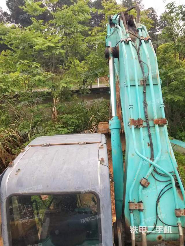 驾驶室顶部（整机外观）