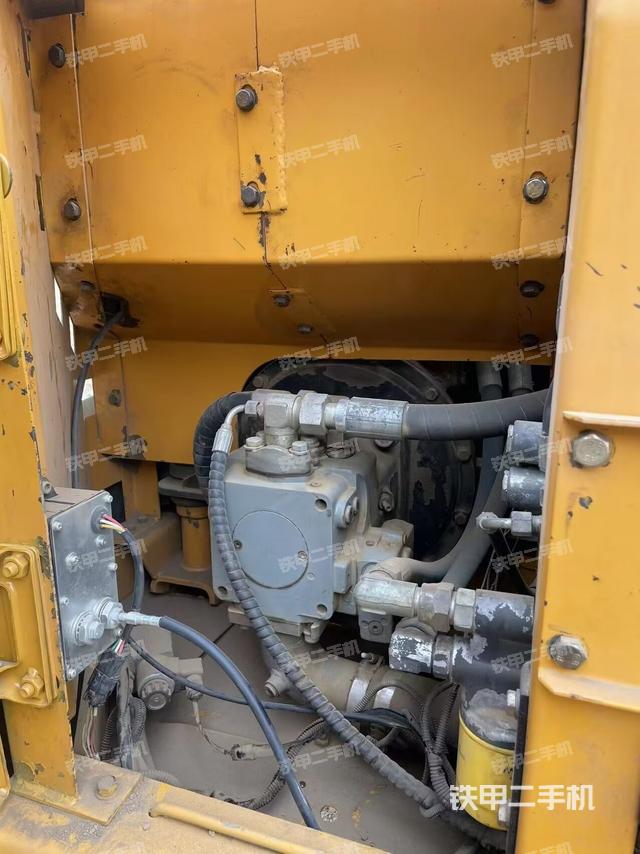 液压泵舱室正面整体（整机外观）