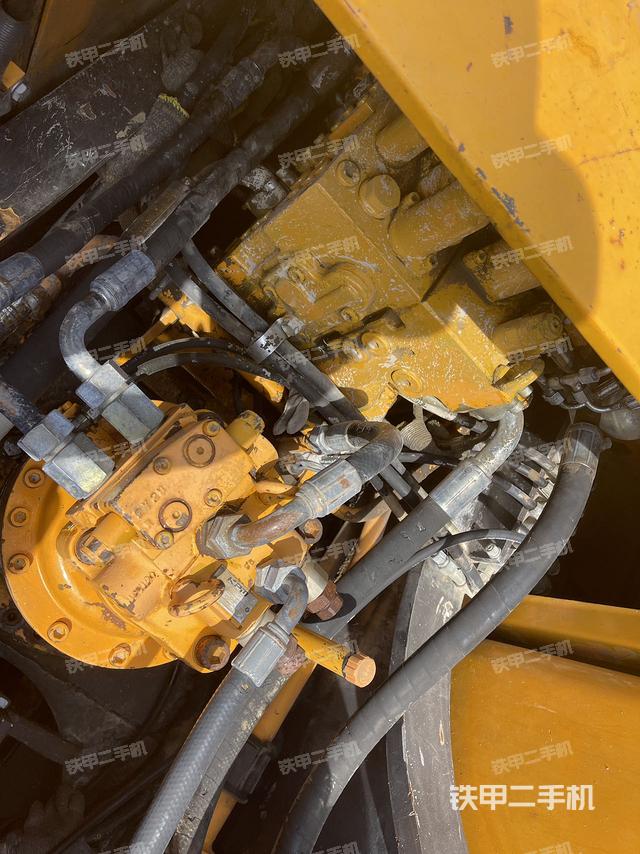 回转马达和主控阀（整机外观）