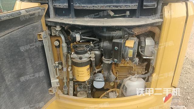 液压泵舱室正面整体（整机外观）