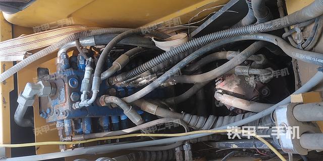 回转马达和主控阀（整机外观）