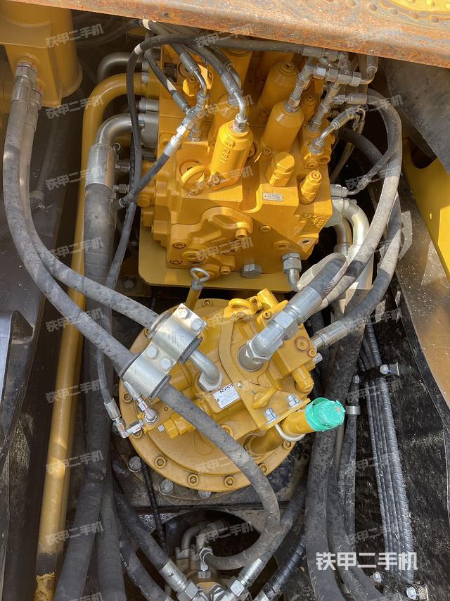 回转马达和主控阀（整机外观）