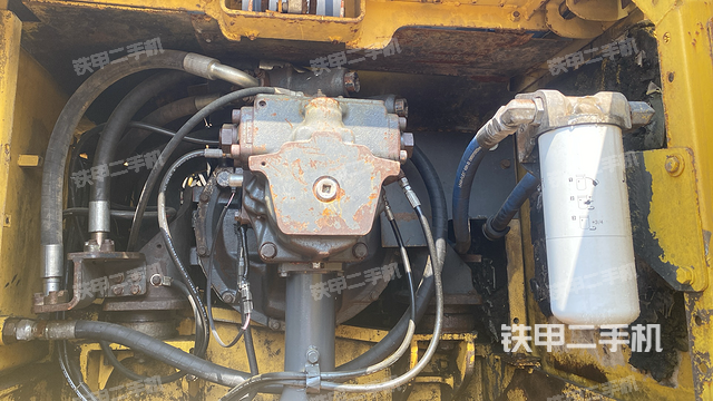 液压泵舱室正面整体（整机外观）