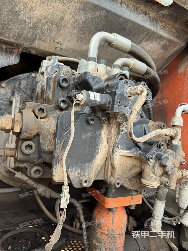 液压泵舱室正面整体（整机外观）