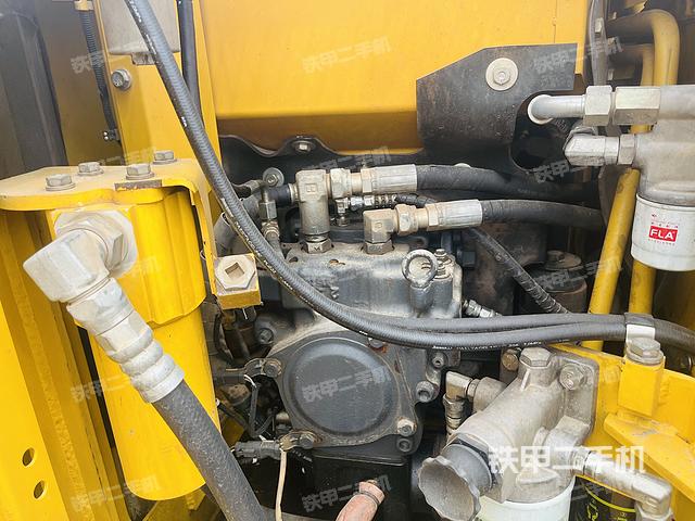 液压泵舱室正面整体（整机外观）