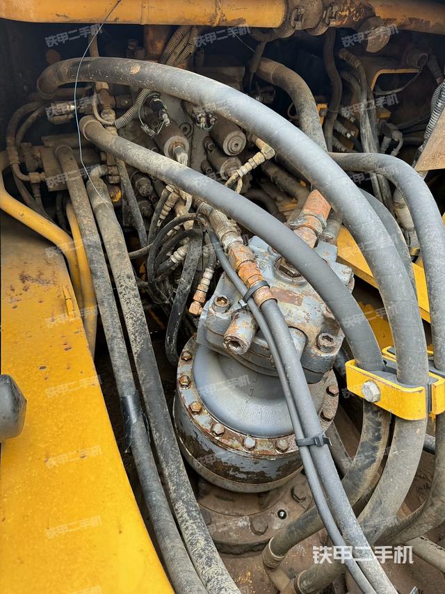 回转马达和主控阀（整机外观）