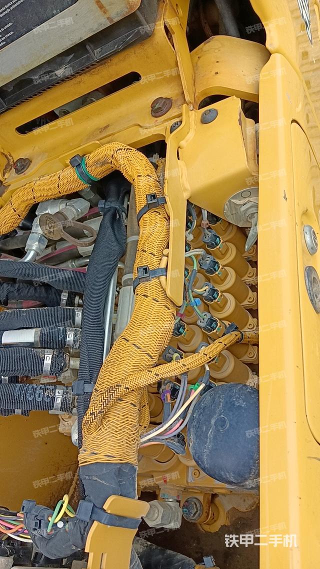 回转马达和主控阀（整机外观）