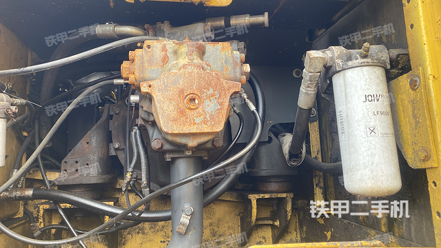 液压泵舱室正面整体（整机外观）