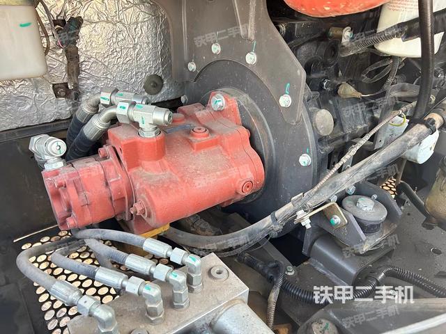 液压泵舱室正面整体（整机外观）