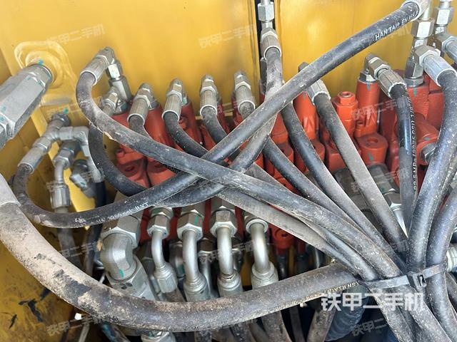 回转马达和主控阀（整机外观）