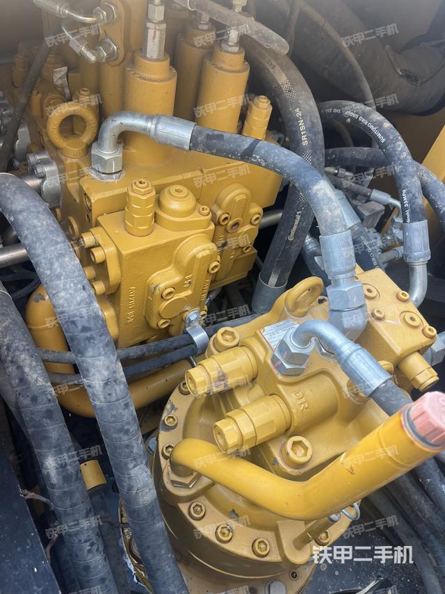 回转马达和主控阀（整机外观）