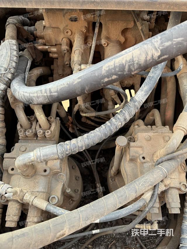 回转马达和主控阀（整机外观）