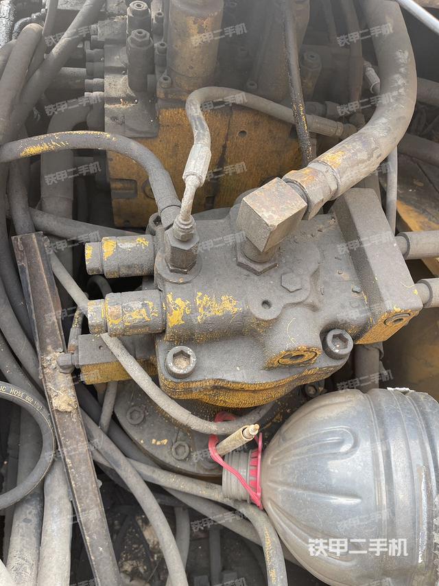 回转马达和主控阀（整机外观）