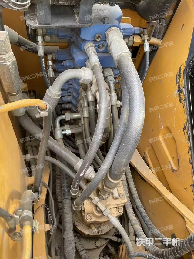 回转马达和主控阀（整机外观）