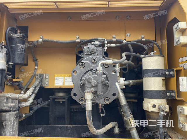 液压泵舱室正面整体（整机外观）