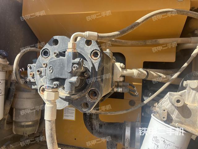 液压泵舱室正面整体（整机外观）