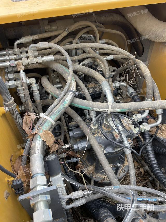 回转马达和主控阀（整机外观）