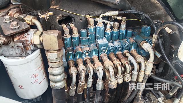 回转马达和主控阀（整机外观）