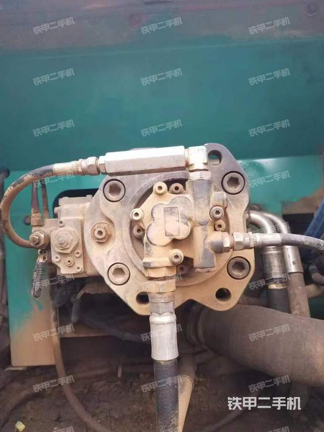 液压泵舱室正面整体（整机外观）