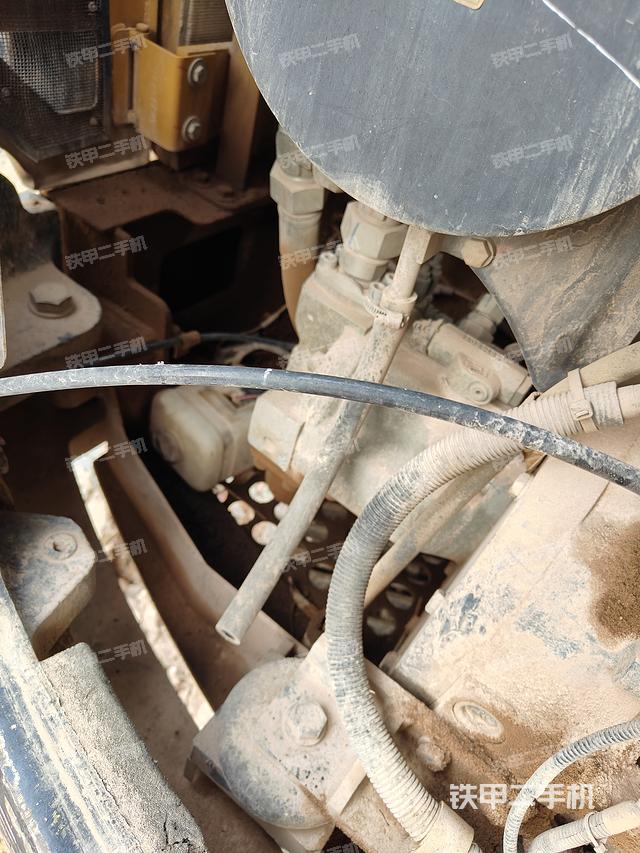 液压泵舱室正面整体（整机外观）