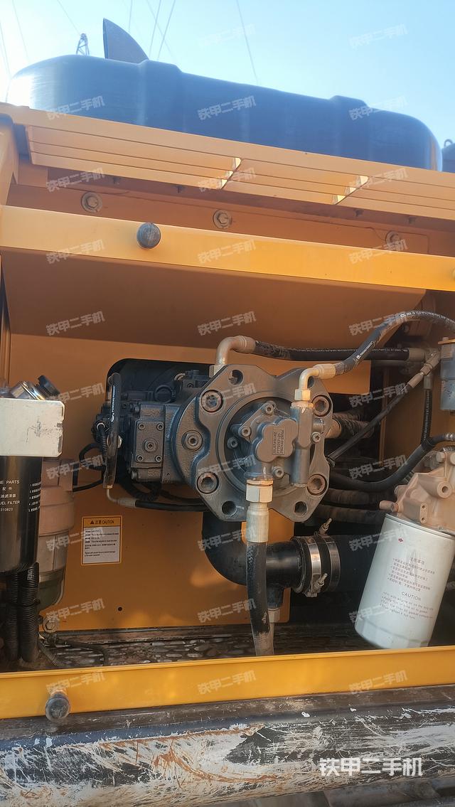 液压泵舱室正面整体（整机外观）