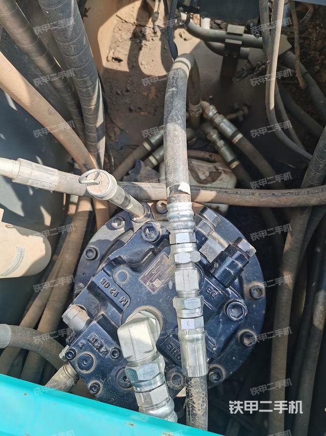 回转马达和主控阀（整机外观）