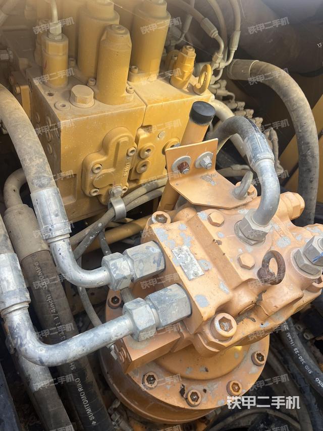 回转马达和主控阀（整机外观）