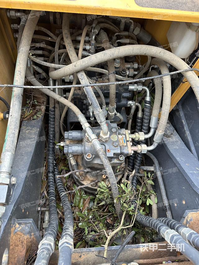 回转马达和主控阀（整机外观）