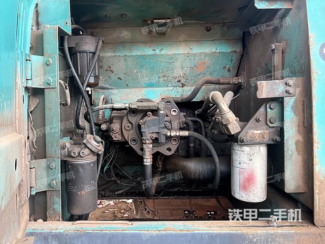 液压泵舱室正面整体（整机外观）