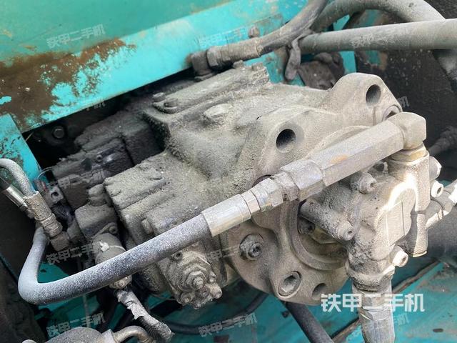 液压泵舱室正面整体（整机外观）