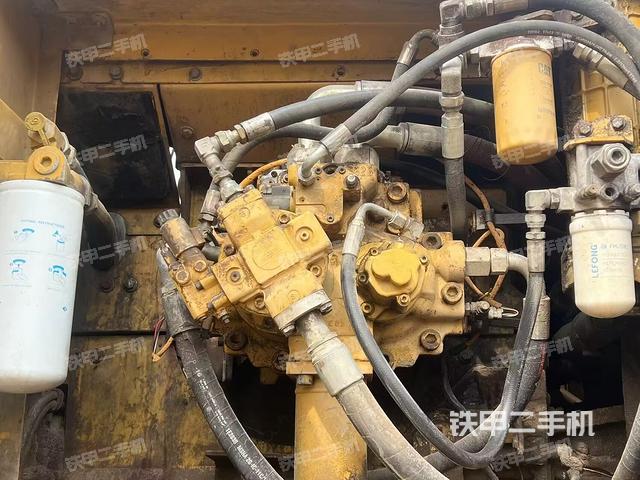 液压泵舱室正面整体（整机外观）