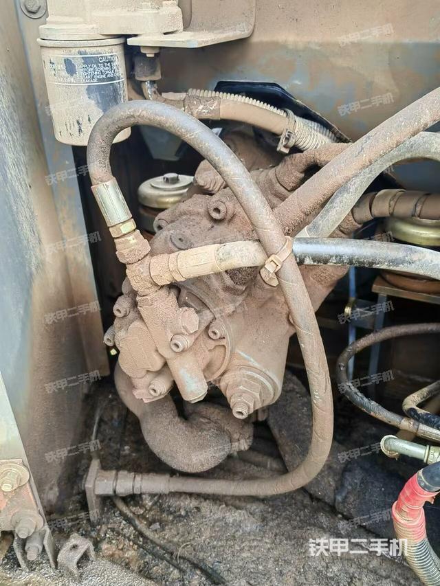 液压泵舱室正面整体（整机外观）