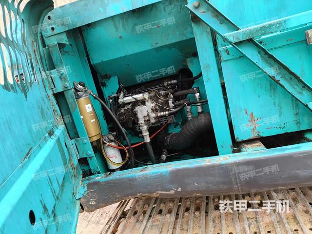 液压泵舱室正面整体（整机外观）