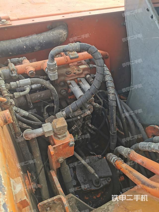 回转马达和主控阀（整机外观）