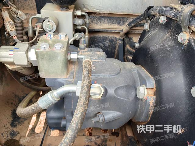 液压泵舱室正面整体（整机外观）